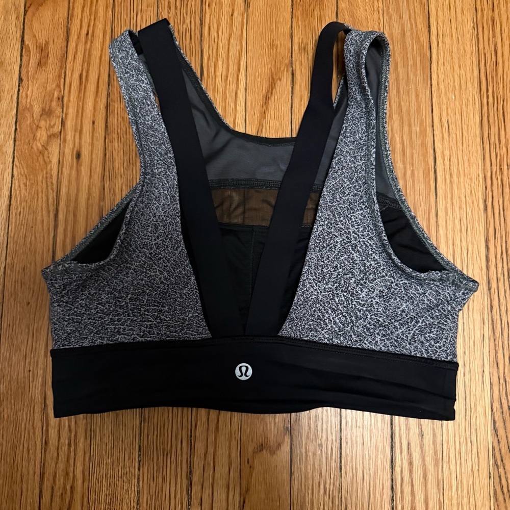 Lululemon Run The Day Sports Bra XS Gray Black Nulux Mesh Cutout Athletic - Picture 2 of 2